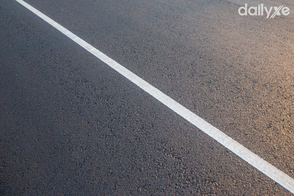 Vạch số 1-1 màu trắng, nét liền