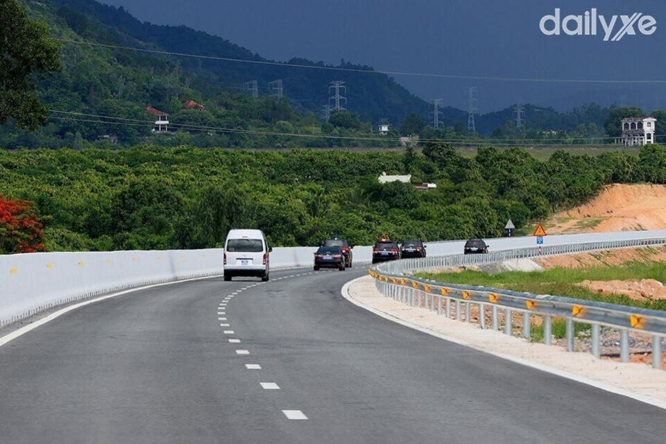 Vạch số 1-6 màu trắng, đứt quãng phân chia có tuyến đường 2 làn hoặc 3 làn