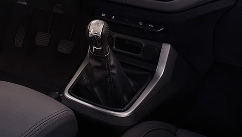 Hộp số sàn 6 cấp trên phiên bản LT giúp chuyển số mượt mà hơn, tiết kiệm nhiên liệu. Hộp số sàn 6 cấp trên phiên bản LT giúp chuyển số mượt mà hơn, tiết kiệm nhiên liệu.