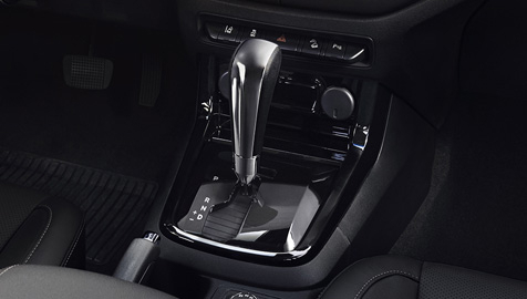 Hộp số tự động 6 cấp trên phiên bản High Country/LTZ hiện đại và đẳng cấp, tiết kiệm nhiên liệu. Hộp số tự động 6 cấp trên phiên bản High Country/LTZ hiện đại và đẳng cấp, tiết kiệm nhiên liệu.