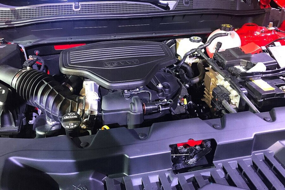 Động cơ V6 vận hành mạnh mẽ Động cơ V6 vận hành mạnh mẽ