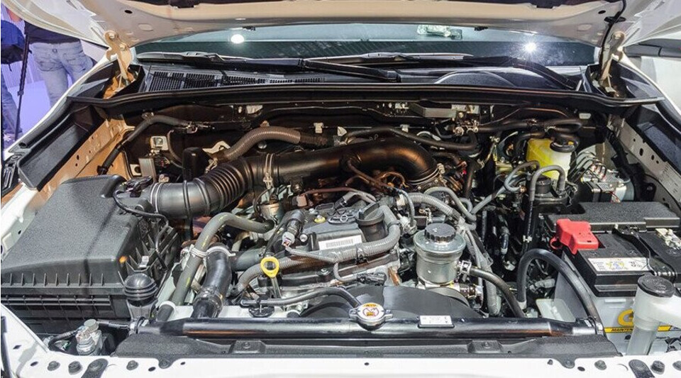 Toyota Fortuner sử dụng động cơ Xăng vận hành êm ái
