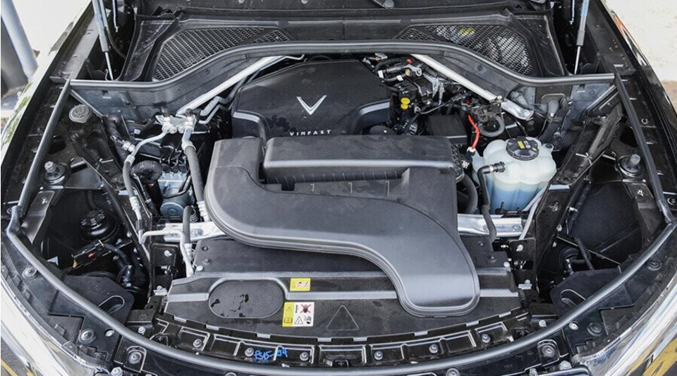 Động cơ vận hành Lux SA2.0 mạnh mẽ