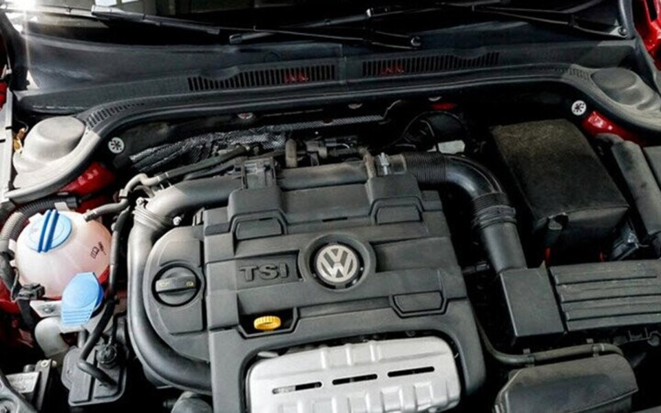 Xe được trang bị động cơ phun xăng có tăng áp khí nạp TSI, 4 xy lanh thẳng hàng DOHC Xe được trang bị động cơ phun xăng có tăng áp khí nạp TSI, 4 xy lanh thẳng hàng DOHC
