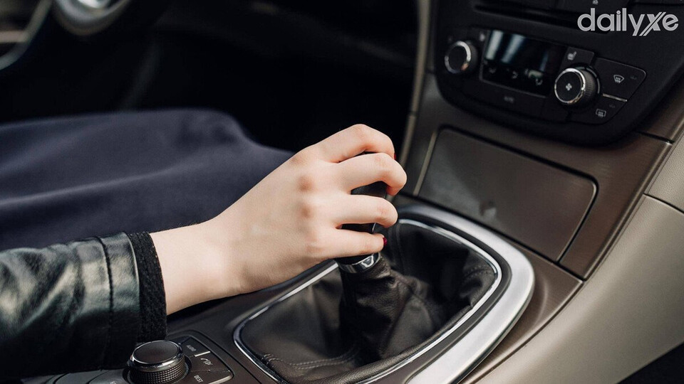 Thực hiện đúng và đủ các thao tác an toàn cần thiết khi rời khỏi xe ô tô