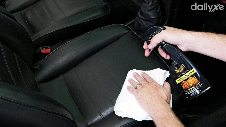 Sử dụng dưỡng chất thấm vào khăn khô để lau bề mặt ghế da