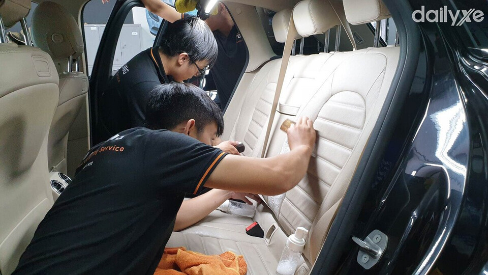 Tẩy vết bẩn và làm sạch bề mặt ghế xe