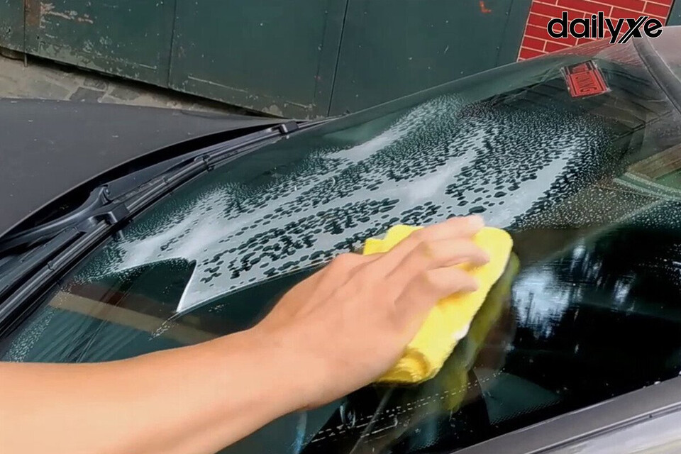 Sử dụng bột giặt sẵn có trong nhà để loại bỏ vết bẩn có trên kính xe ô tô