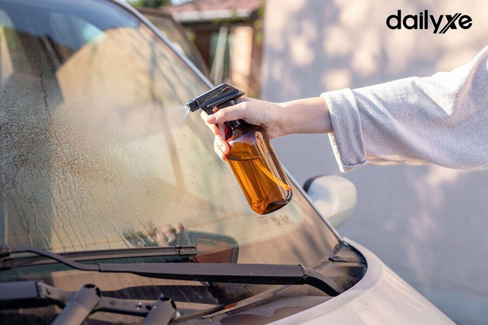 Sử dụng giấm để loại bỏ vết ố bẩn trên kính xe ô tô
