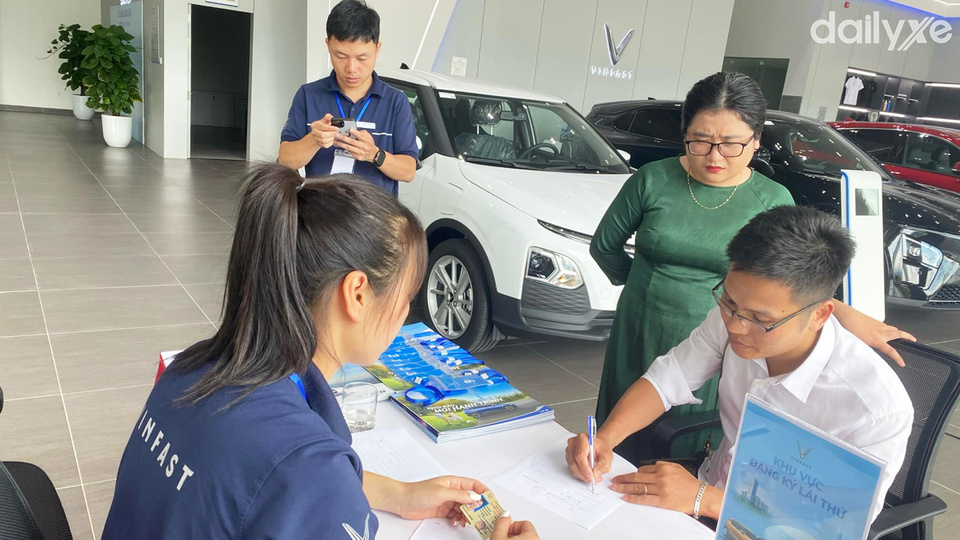 Đội ngũ nhân viên tận tâm tư vấn quý khách