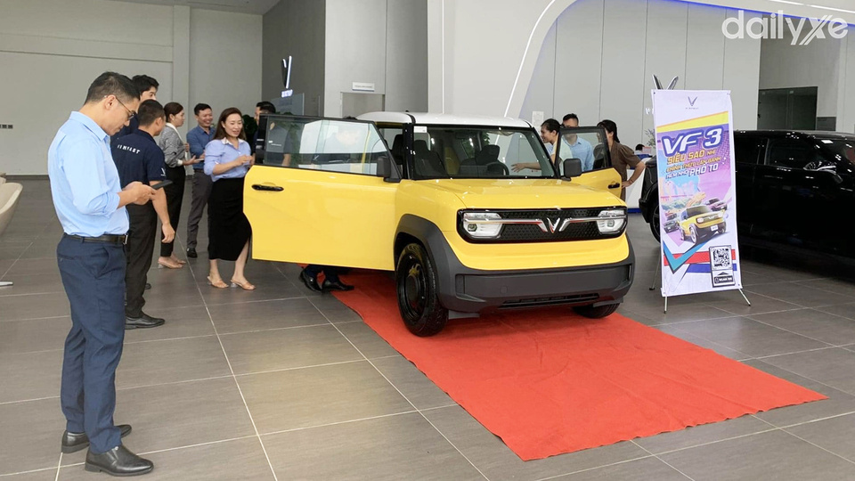 Phòng trưng bày rộng lớn khách hàng dễ hàng lực chọn mẫu xe yêu thích