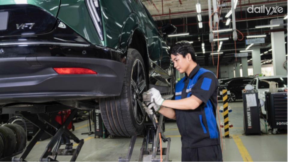 Kỹ thuật viên VinFast tại một xưởng dịch vụ
