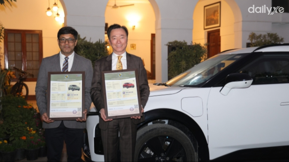 Đại diện VinFast nhận chứng chỉ an toàn BNCAP 5 sao cho hai mẫu xe