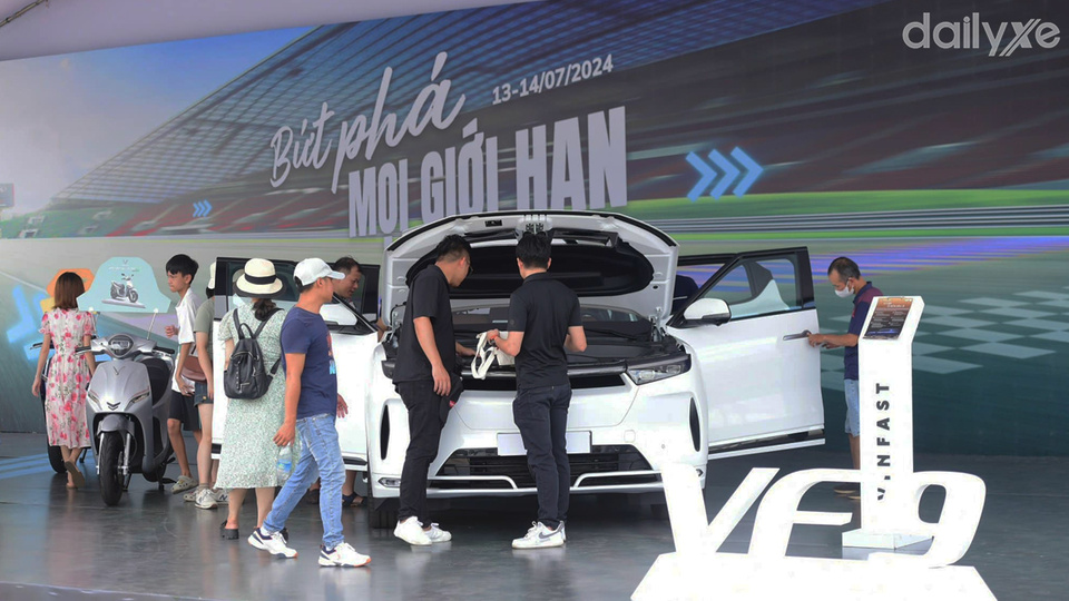 Nhân viên luôn luôn hỗ trợ khách hàng