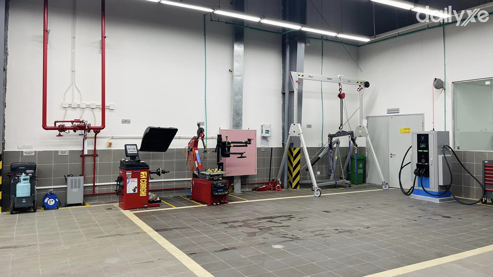 Xưởng dịch vụ trang bị đầy đủ máy móc và trang thiết bị hiện đại