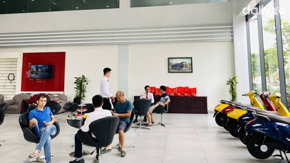 Nhân viên tư vấn bán hàng tận tâm phục vụ khách hàng