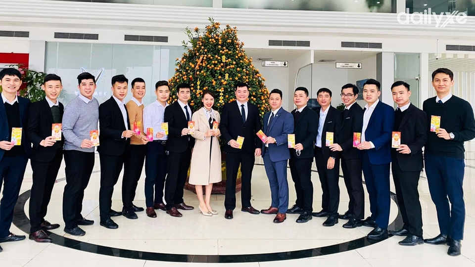 Nhân viên sẵn sàng hỗ trợ, tư vấn để giúp khách hàng lựa chọn mẫu xe cũng như dịch vụ phù hợp