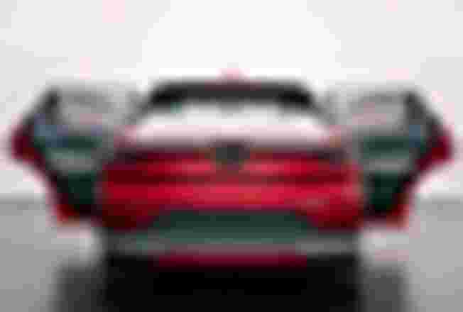 vinfast vf e35 dau tesla model y: mau xe viet co loi the ve cong nghe va trang bi, chi con doi muc gia 