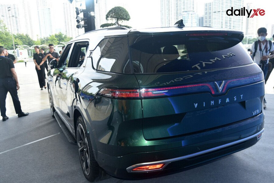 Đuôi xe được thiết kế vuông vắn, vững chãi