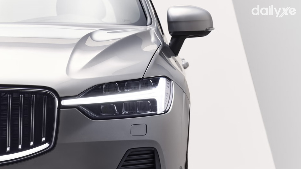 Cụm đèn pha tứ giá hình búa Thor điển hình