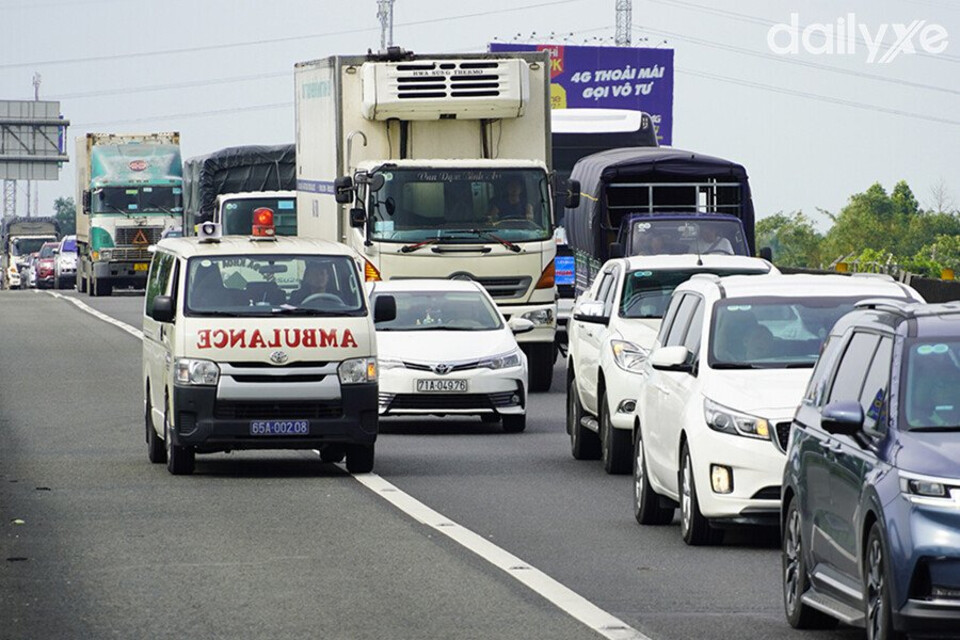 Xe cấp cứu xin vượt bên phải khi đang làm nhiệm vụ