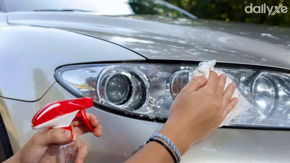 Xăng để loại bỏ vết ố vàng trên sơn xe
