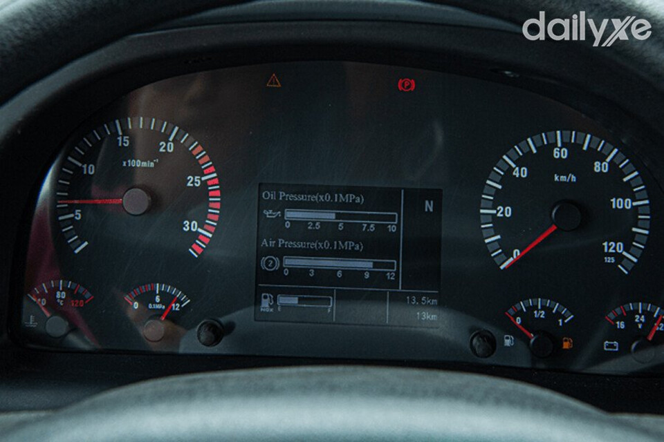 Bảng đồng hồ kỹ thuật số thiết kế kiểu truyền thống, hiển thị các vòng số sắc nét