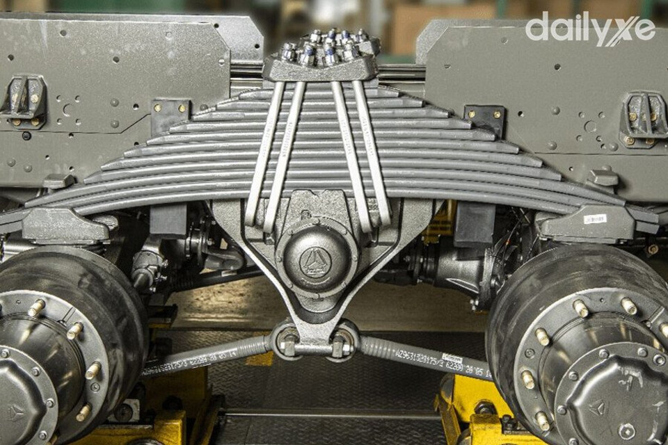 Xe trang bị hệ thống 12 nhíp bó bản to, dày và cứng cáp