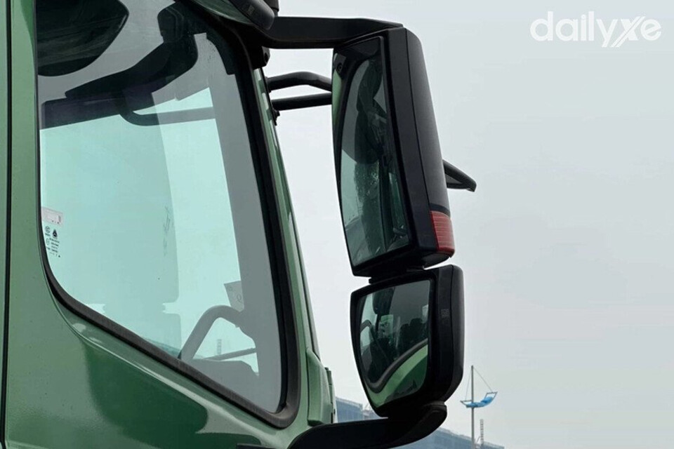 Gương chiếu hậu kép bản lớn kết hợp cùng gương cầu lồi giúp người lái quan sát tốt phía sau