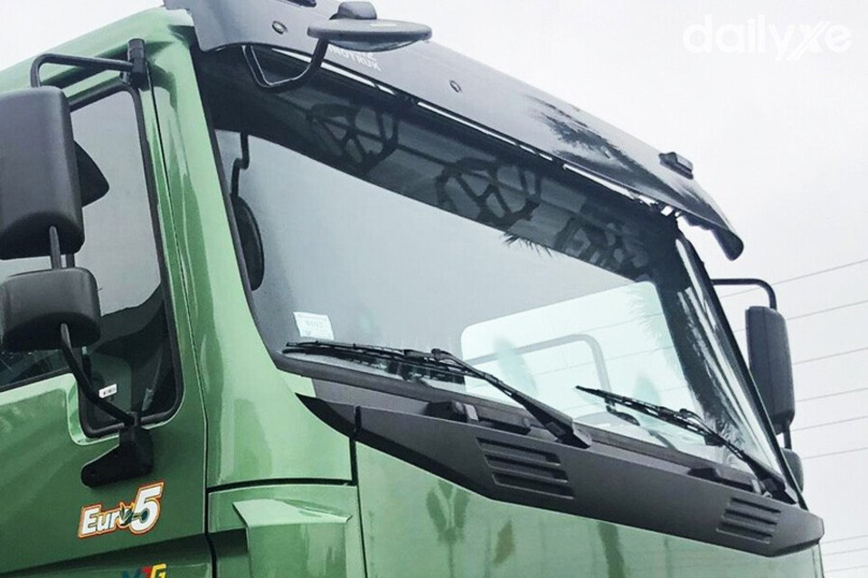 Kính chắn gió dạng cong được bao xung quanh là viền đen nổi bật nhằm mở rộng tối đa tầm quan sát