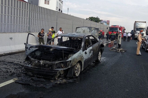 Xe Camry cháy rụi trên cao tốc Pháp Vân - Cầu Giẽ