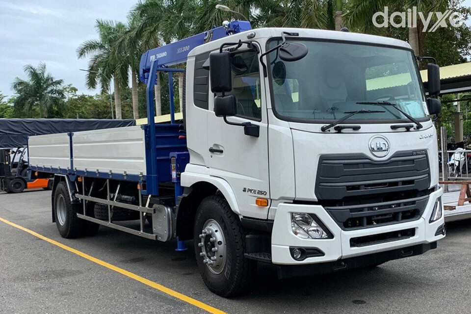 Xe tải cẩu UD Croner 4x2 PKE250 E5