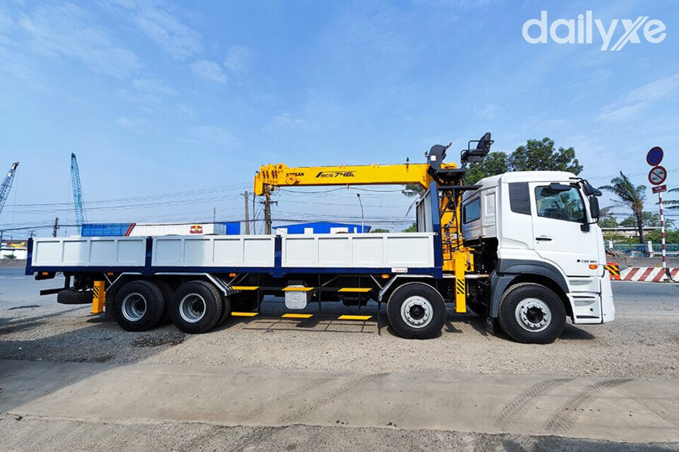 Xe tải 4 chân UD Quester CGE350 E5 gắn cẩu 15 tấn Kanglim KS5206