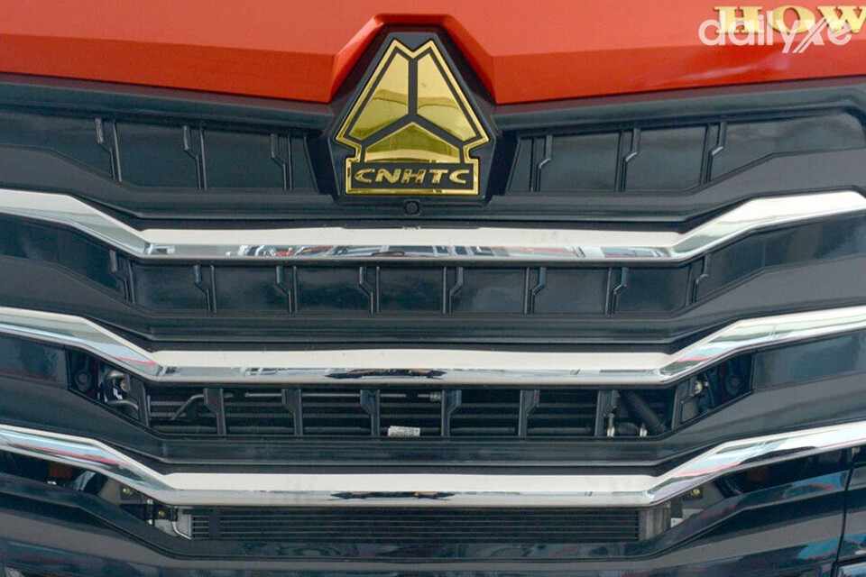 Logo Howo được mạ vàng sáng bóng nổi bật