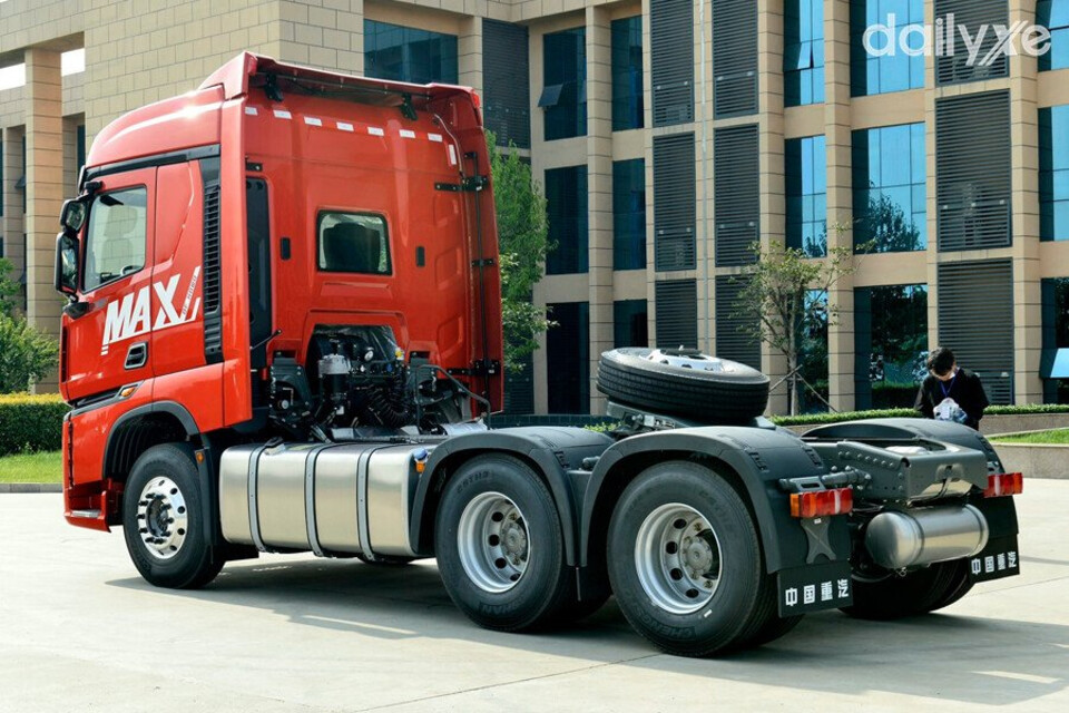 Đuôi xe đầu kéo Howo thiết kế đèn chiếu hậu nổi bật trên tấm chắn bùn