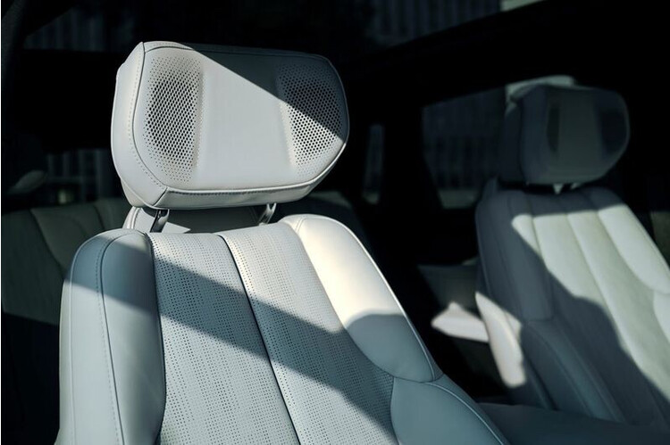 Xe điện Cadillac Lyriq giá hơn 1,5 tỷ VNĐ nhận được hơn 1.000 đơn hàng sau tiếng đầu mở bán xe dien cadillac lyriq gia hon 1,5 ty vnd nhan duoc hon 1.000 don hang sau tieng dau mo ban