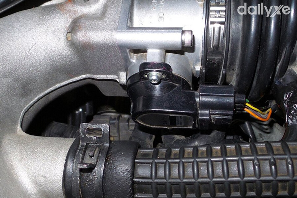 Cảm biến vị trí bướm ga bị hỏng khiến xe ô tô bị giật, bị rung khi tăng ga