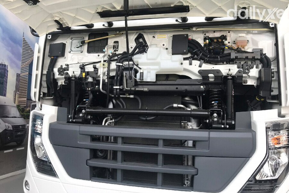 Xe tải 3 chân 2 cầu thật UD Quester 6x4 CWE350 có cản trước nhựa đặc màu đen cao cấp