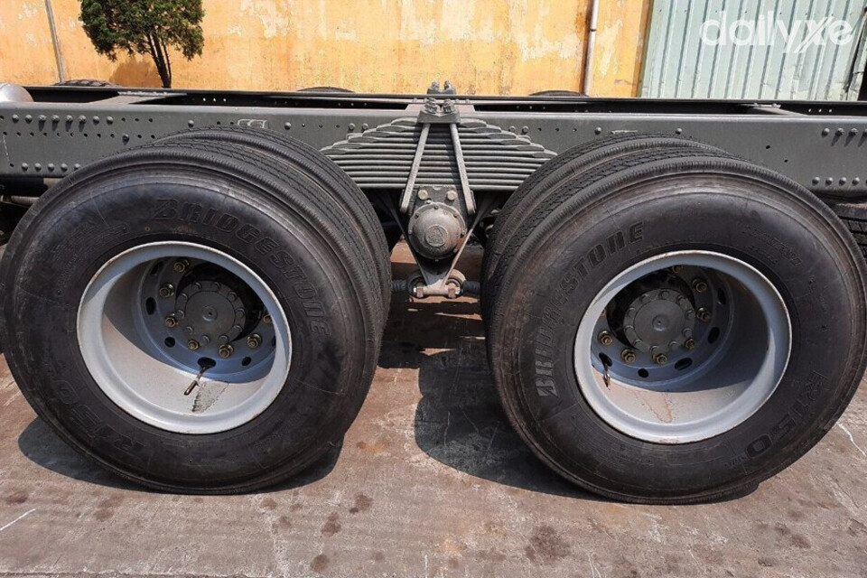 Lốp xe to vững chãi làm tăng vẻ hầm hồ