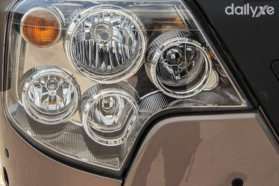 Cụm đèn là sự kết hợp giữa đèn chiếu sáng, đèn sương mù và xi nhan tạo nên thiết kế thống nhất