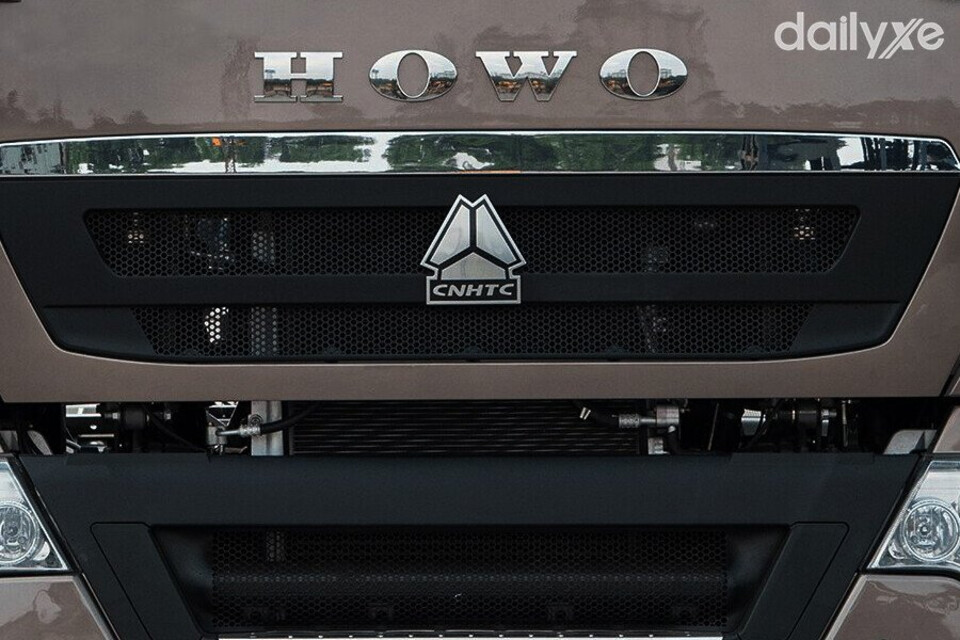 Lưới tản nhiệt được chia thành 3 thanh ngang mạ crom sáng ấn tượng