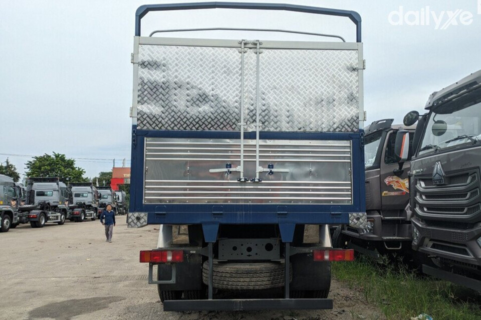 Đuôi xe thiết kế vuông vắn kết hợp với thanh ngang lên xuống tiện ích