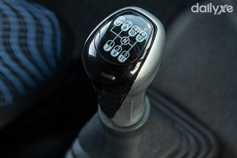 Trang bị hộp số 12 số tiến và 2 số lùi