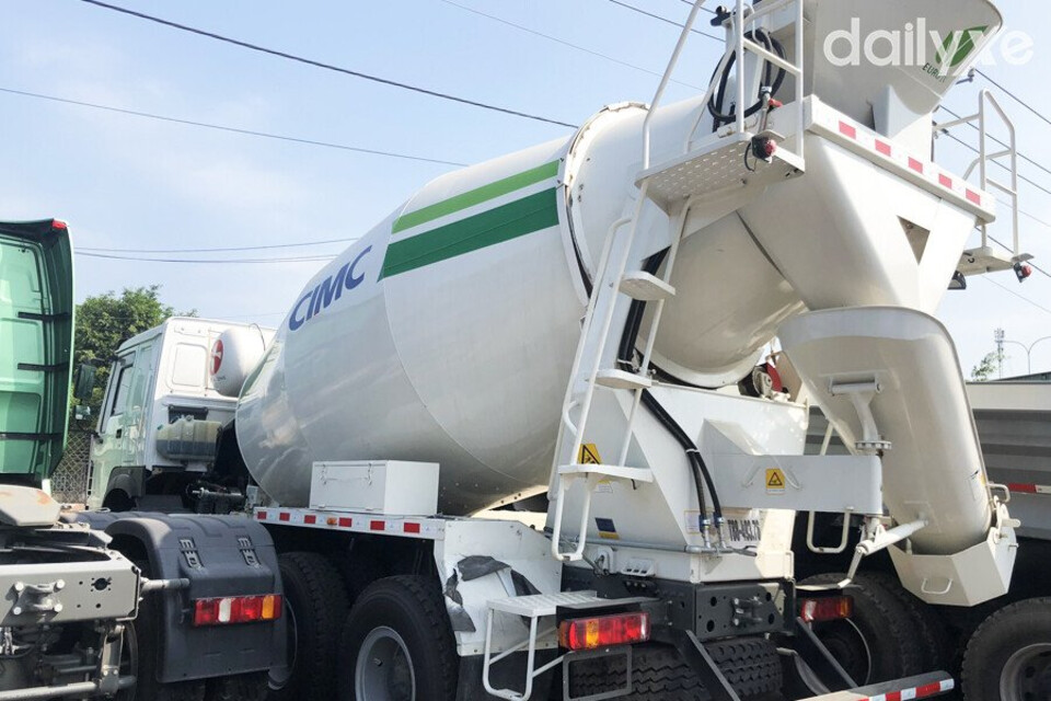 Đuôi xe bề thế với các chi tiết máy móc