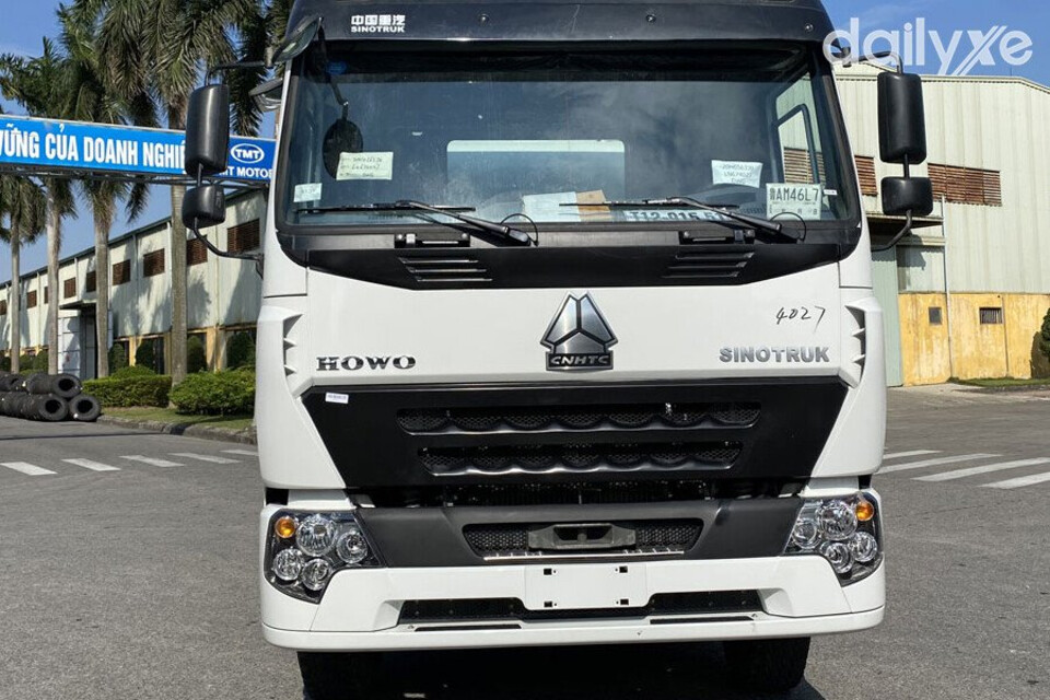 Đầu xe đậm chất khí động học bởi các đường cắt xẻ kéo dài kết hợp lưới tản nhiệt sơn đen nổi bật trên nền sơn