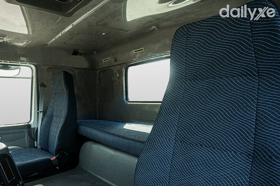 Ghế ngồi êm ái và rộng rãi trang bị ghế dài phía sau