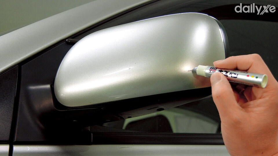 Sử dụng bút xóa vết xước