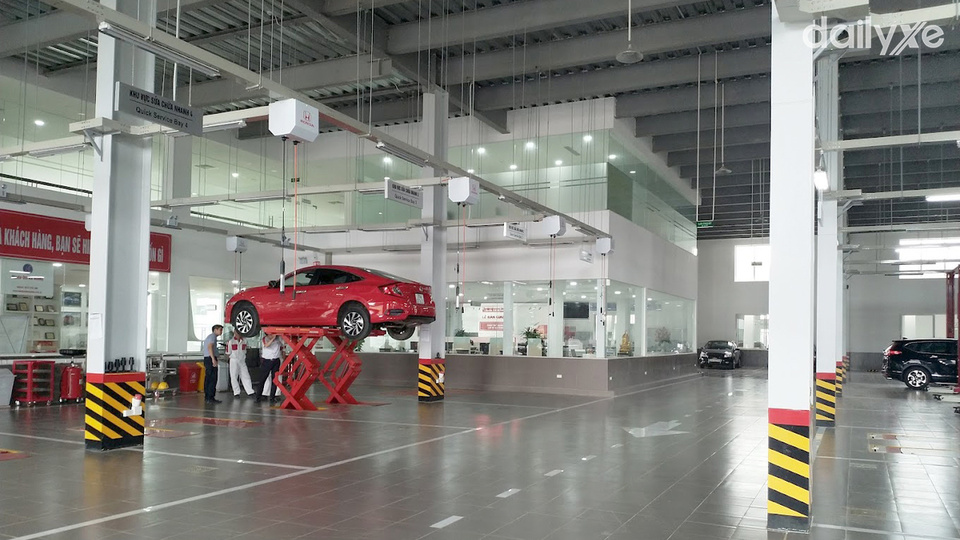 Khu vực xưởng dịch vụ của showroom Honda Ôtô Hà Hường