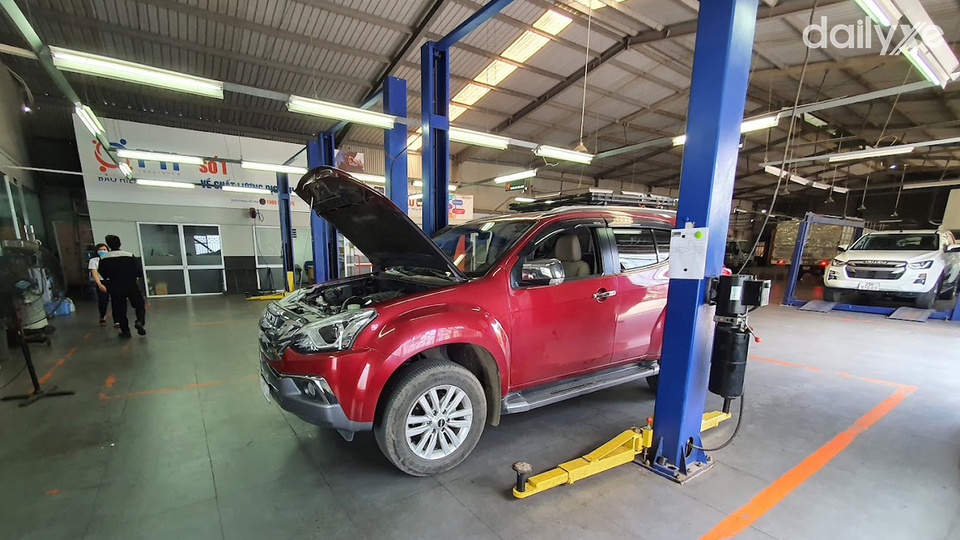 Khu vực sửa chữa và bảo dưỡng xe tại Isuzu Hà Đông
