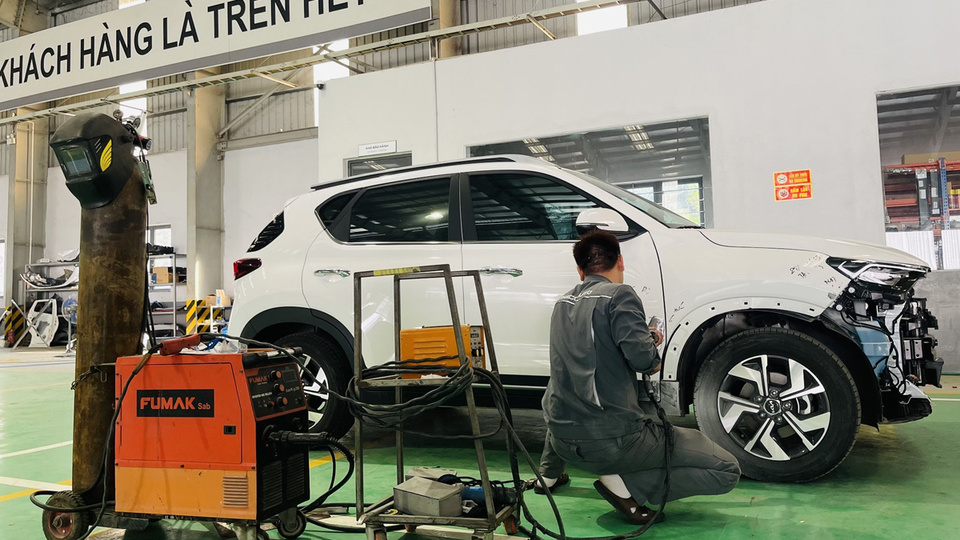 Xưởng dịch vụ với nhân viên kỹ thuật trình độ cao